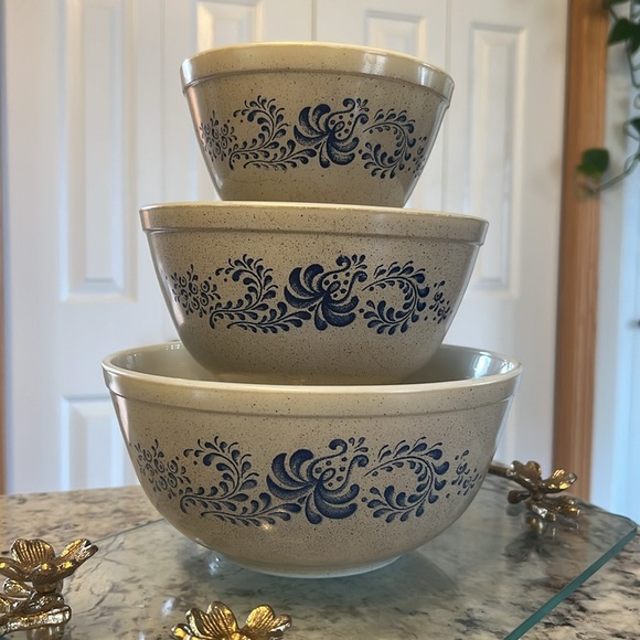 Vintage Pyrex Homestead Mixing Bowls 3 Pieces 401, 402, 403 - 750ml, 1.5L, 2.5L - Picture 3 of 14